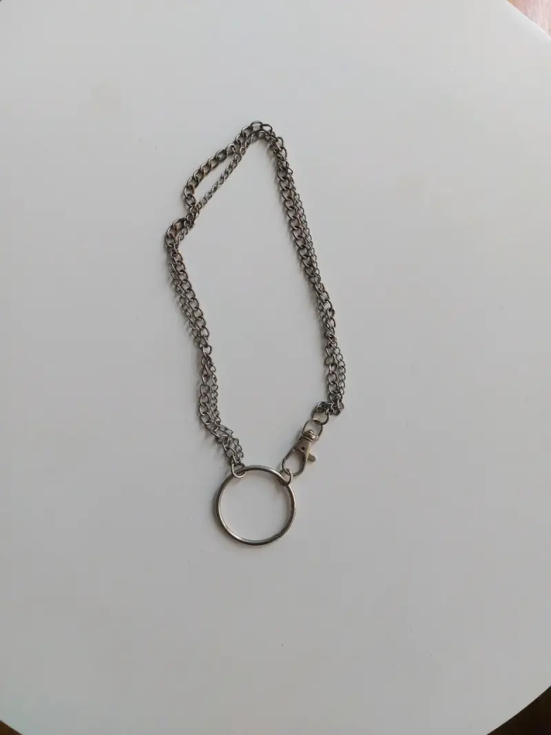 Collar de cadena metálica con anillo