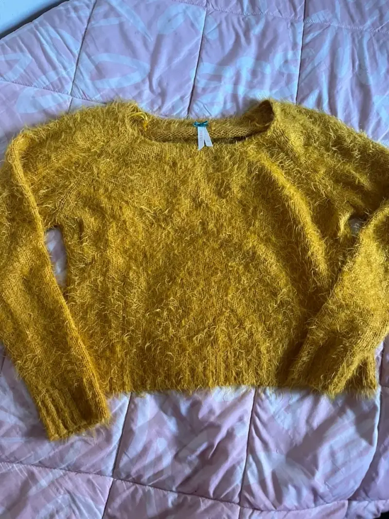 Suéter de lana amarillo con textura suave - 2
