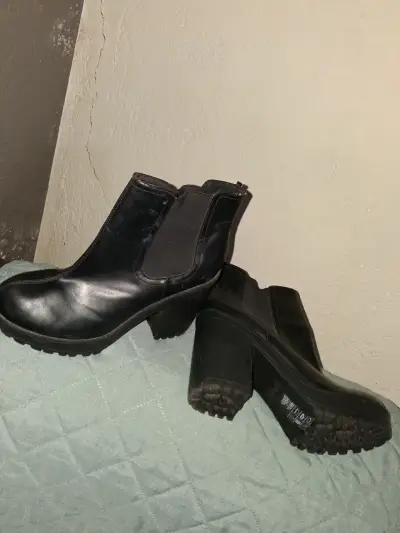 Botines de cuero negro con tacón para mujer - miniatura 1