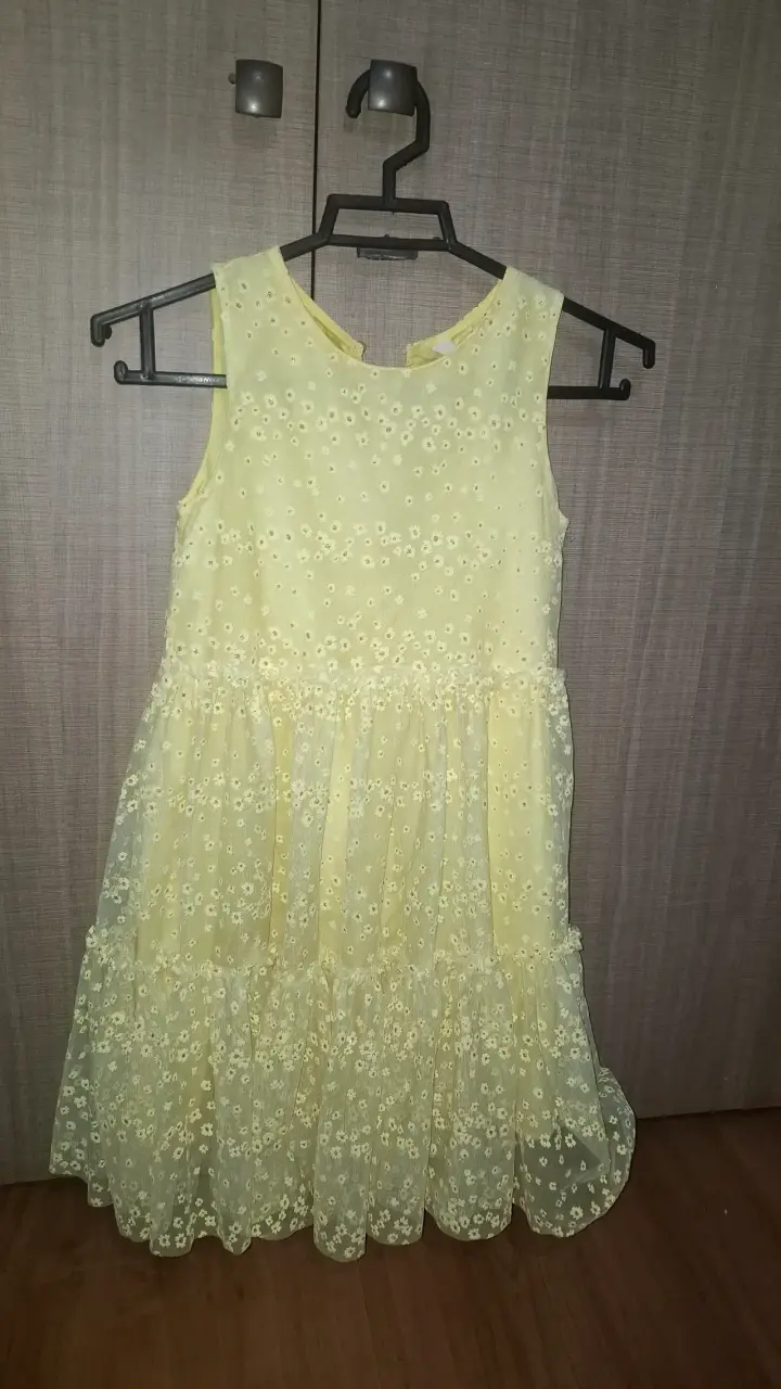 Vestido amarillo de encaje para niña - 1