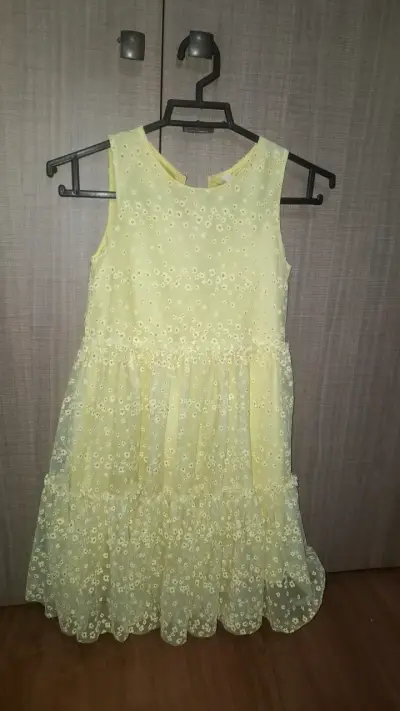 Vestido amarillo de encaje para niña - miniatura 1