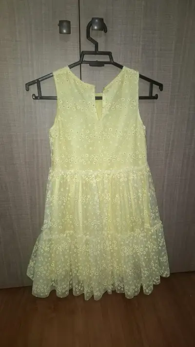 Vestido amarillo de encaje para niña - miniatura 2