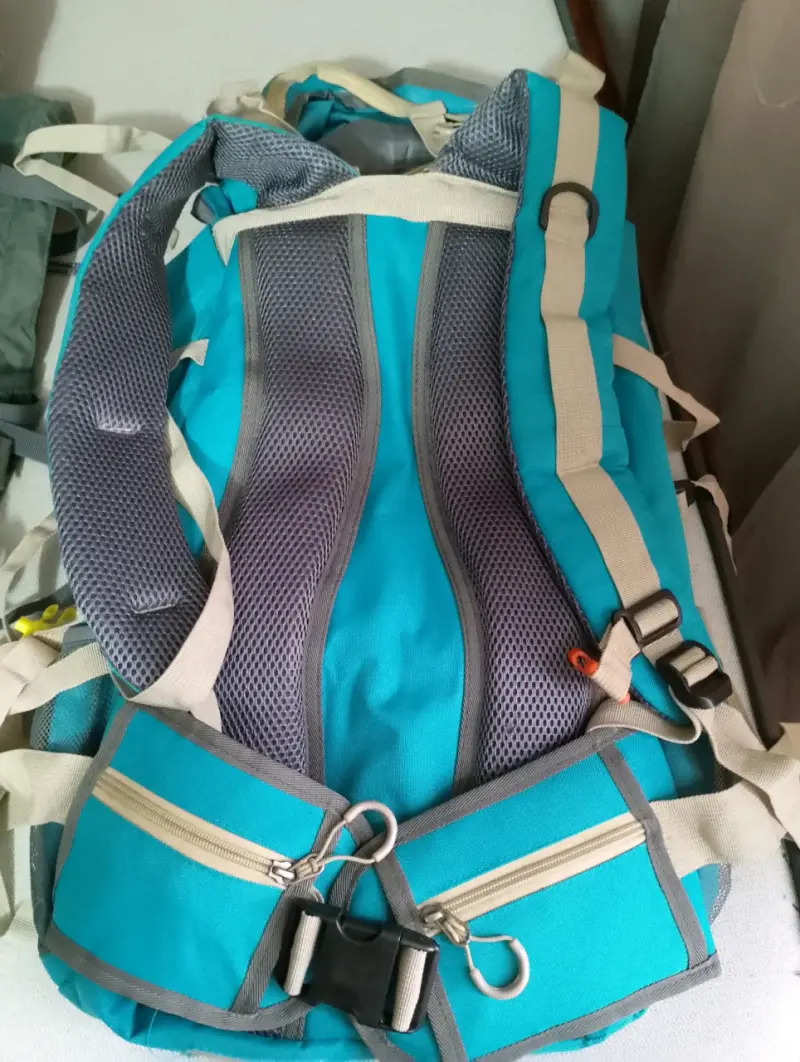 Mochila de senderismo azul con múltiples bolsillos - 1