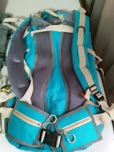 Mochila de senderismo azul con múltiples bolsillos - miniatura 1