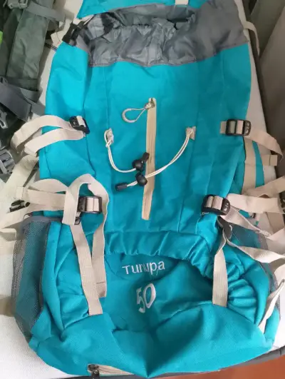Mochila de senderismo azul con múltiples bolsillos - miniatura 2