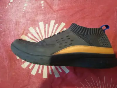 Zapatillas deportivas negras con detalle amarillo - miniatura 1