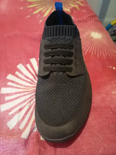 Zapatillas deportivas negras con detalle amarillo - miniatura 2