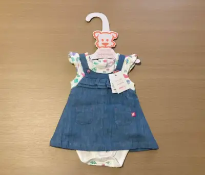 Conjunto de bebé con vestido de mezclilla y body estampado - miniatura 1