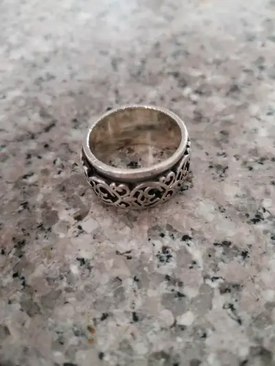 Anillo de plata con diseño calado giratorio - miniatura 1