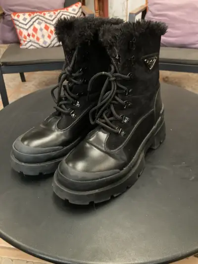 Botas de cuero negras con forro de piel sintética - miniatura 1