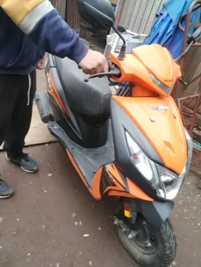 Scooter Honda naranja en buen estado - miniatura 1