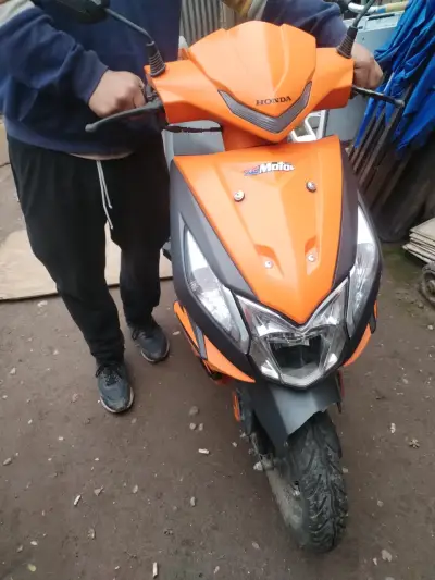 Scooter Honda naranja en buen estado - miniatura 2