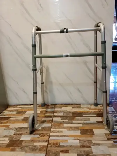 Andador plegable con ruedas para adultos - miniatura 1