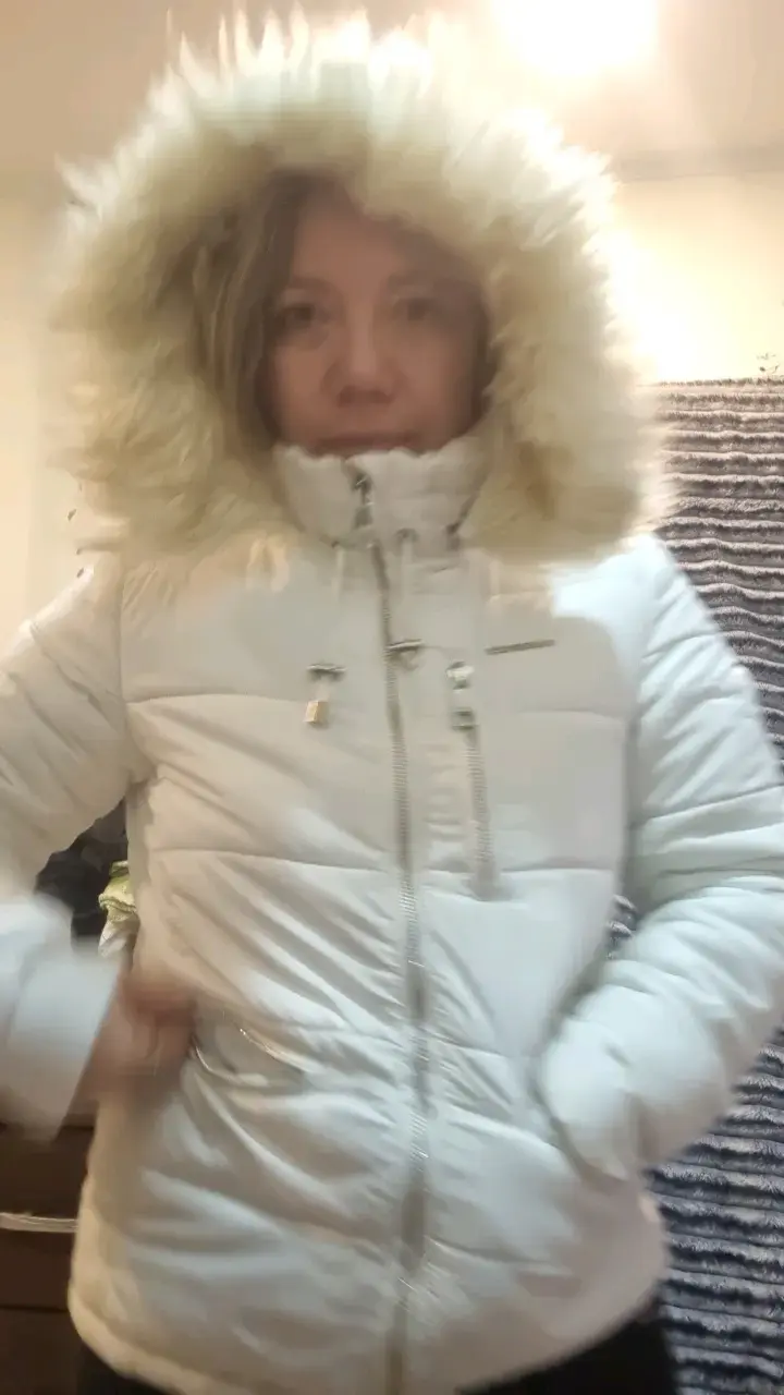 Chaqueta de invierno blanca con capucha de piel sintética - 1