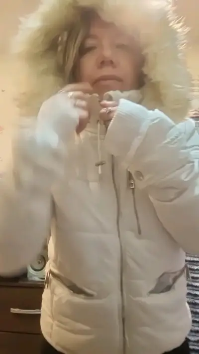 Chaqueta de invierno blanca con capucha de piel sintética - miniatura 2