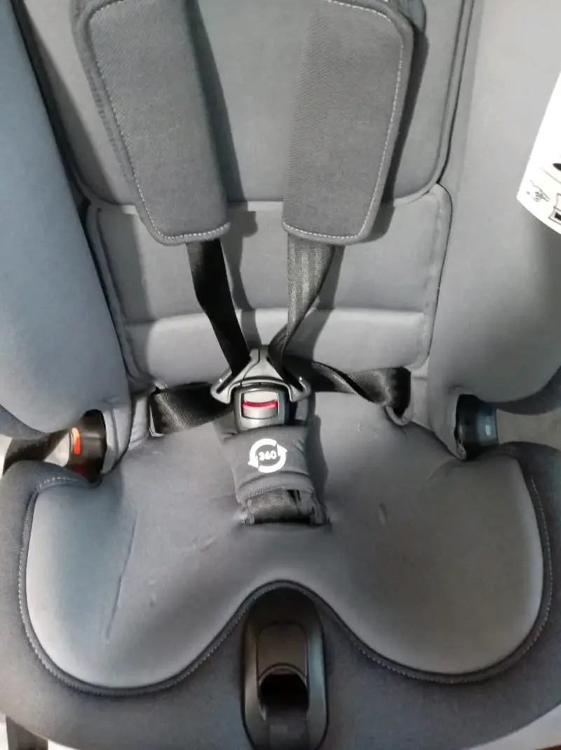 Silla de Auto Infanti Gris con Arnés 360 - 3