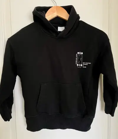 Polerón negro infantil con diseño gráfico - miniatura 3