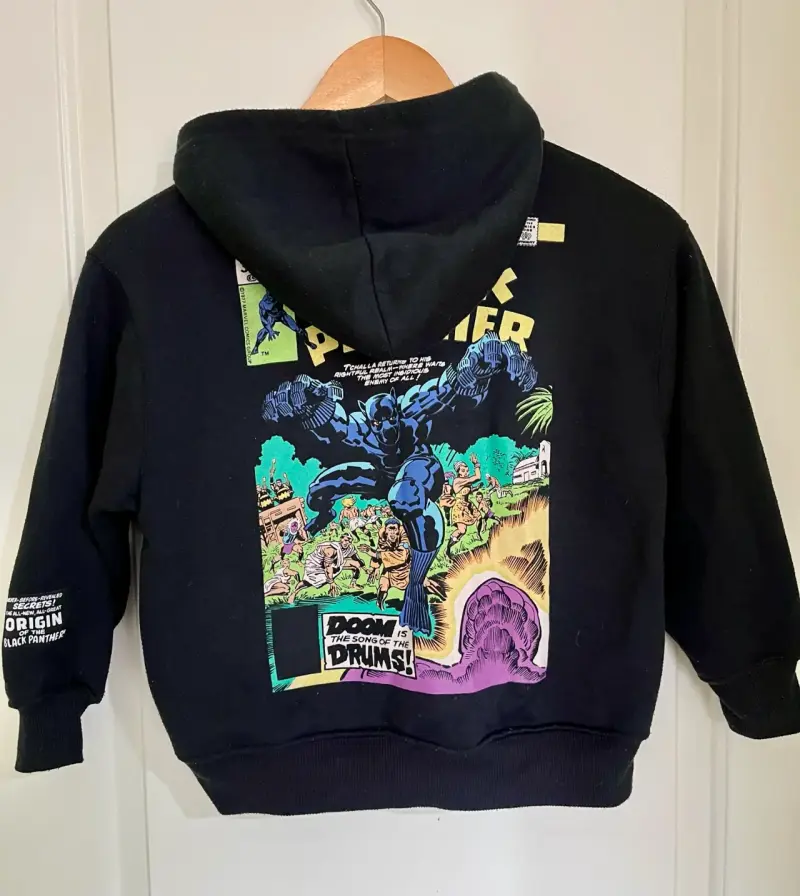 Polerón negro infantil con diseño gráfico - 6
