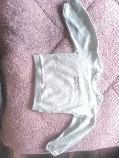 Polerón gris para niña con diseño estampado - miniatura 1