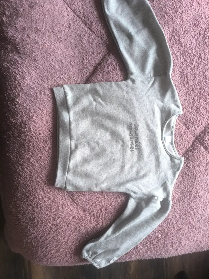 Polerón gris para niña con diseño estampado - 2