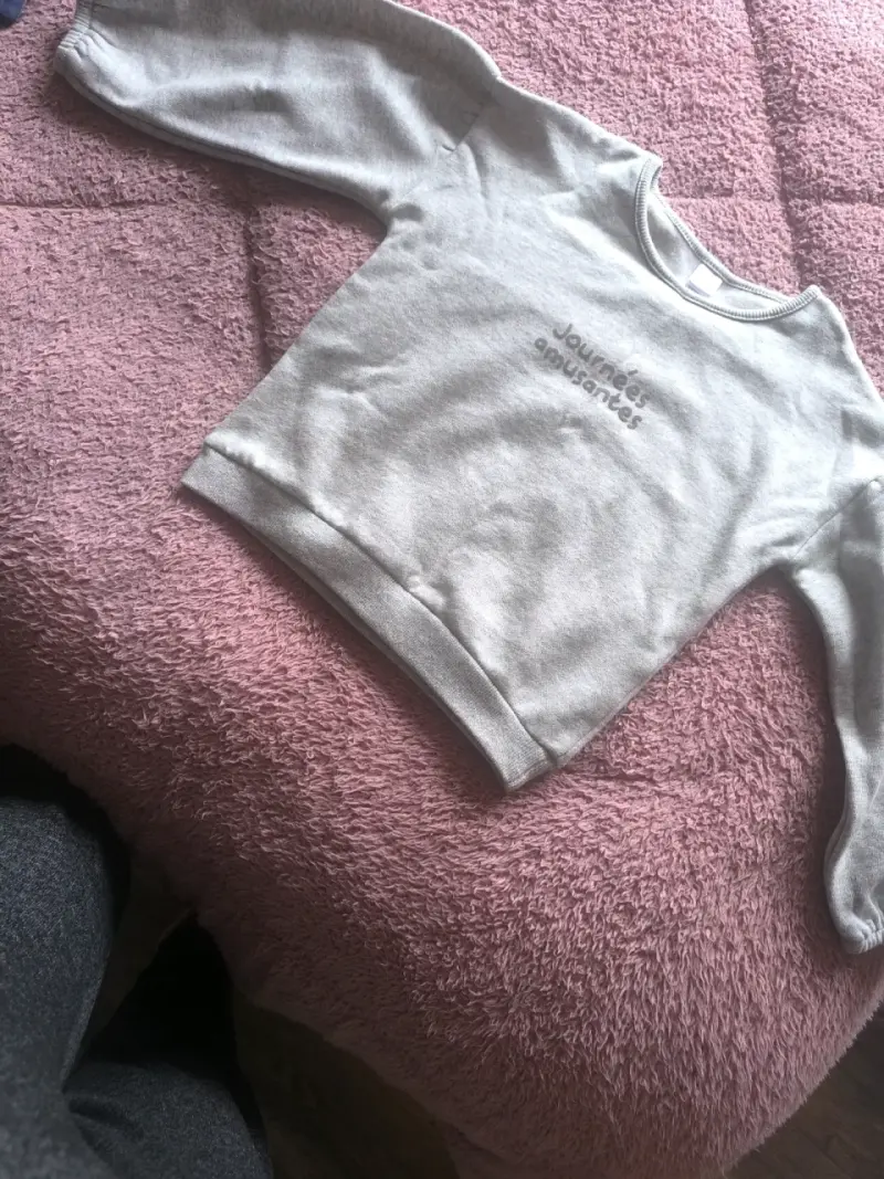 Polerón gris para niña con diseño estampado - 3