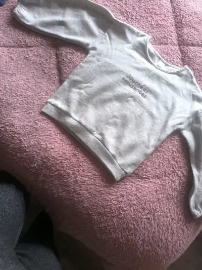 Polerón gris para niña con diseño estampado - miniatura 3