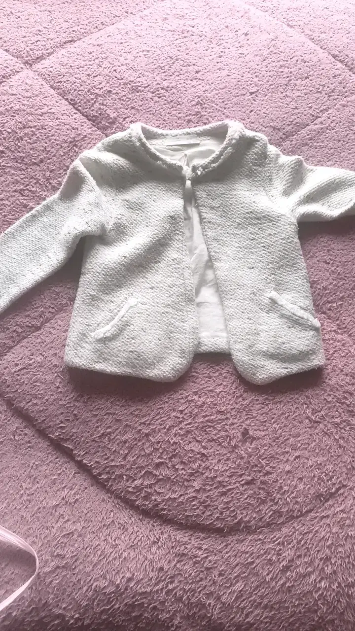 Chaqueta de bebé blanca con textura suave - 2