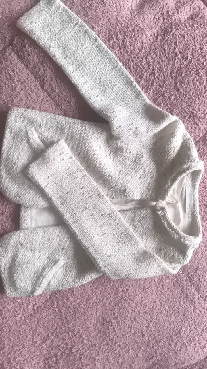 Chaqueta de bebé blanca con textura suave - 3