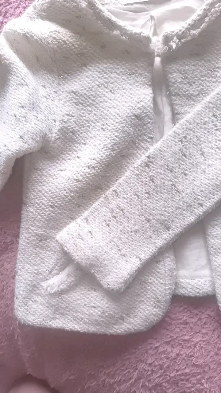 Chaqueta de bebé blanca con textura suave - 4