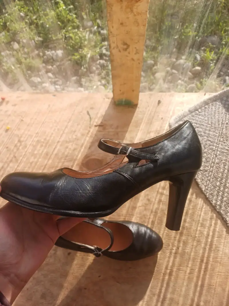 Zapatos de cueca negro con correa para mujer - 3