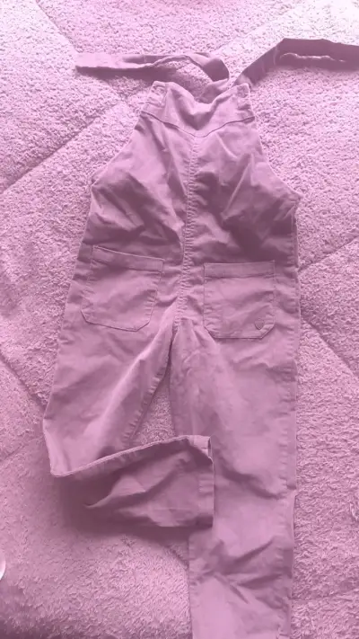 Overol de niña color rosa con bolsillos - miniatura 3
