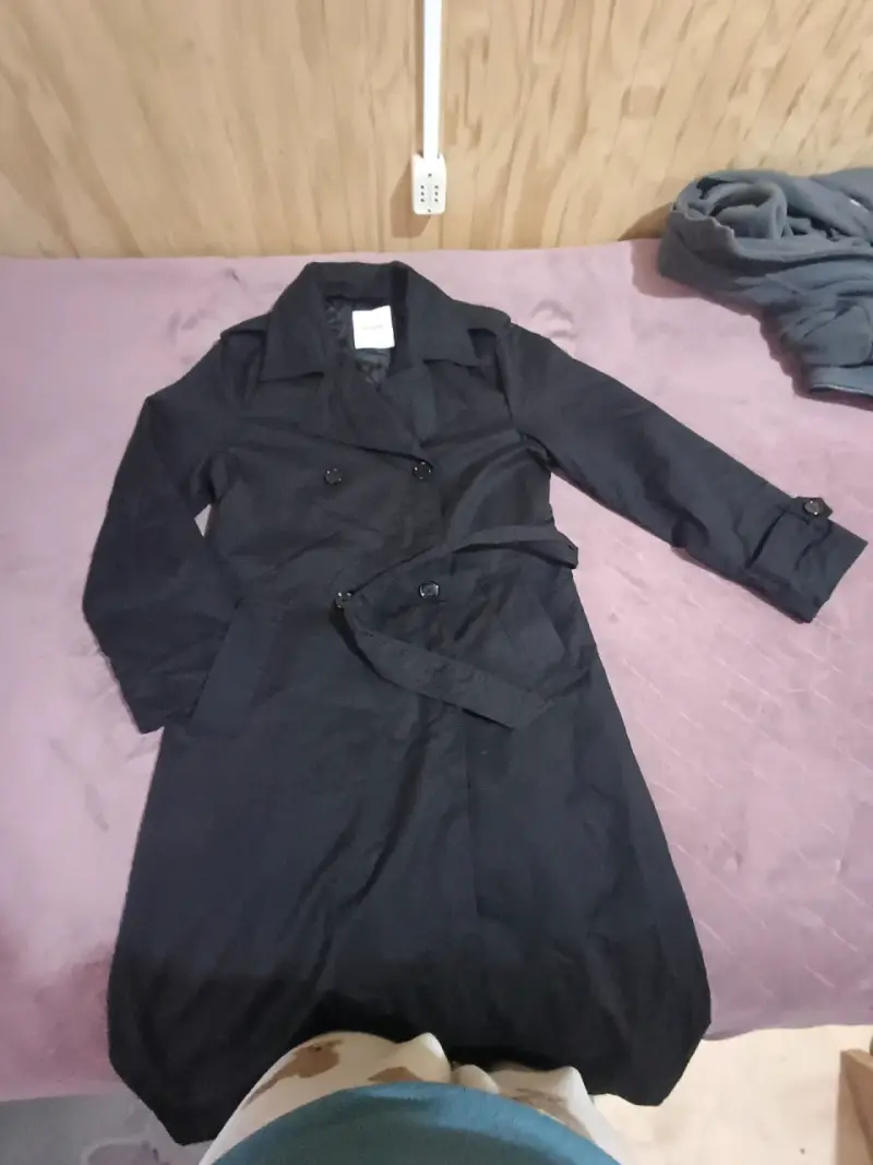 Abrigo negro de mujer con cinturón