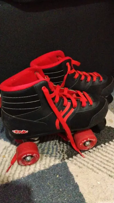 Patines de cuatro ruedas Urban negros y rojos - miniatura 1