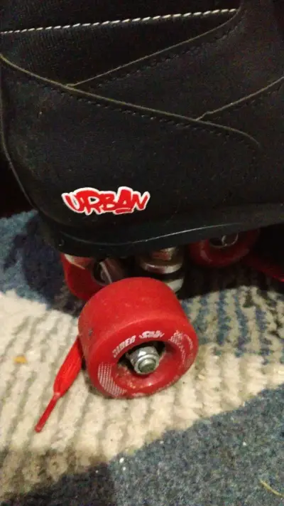 Patines de cuatro ruedas Urban negros y rojos - miniatura 2