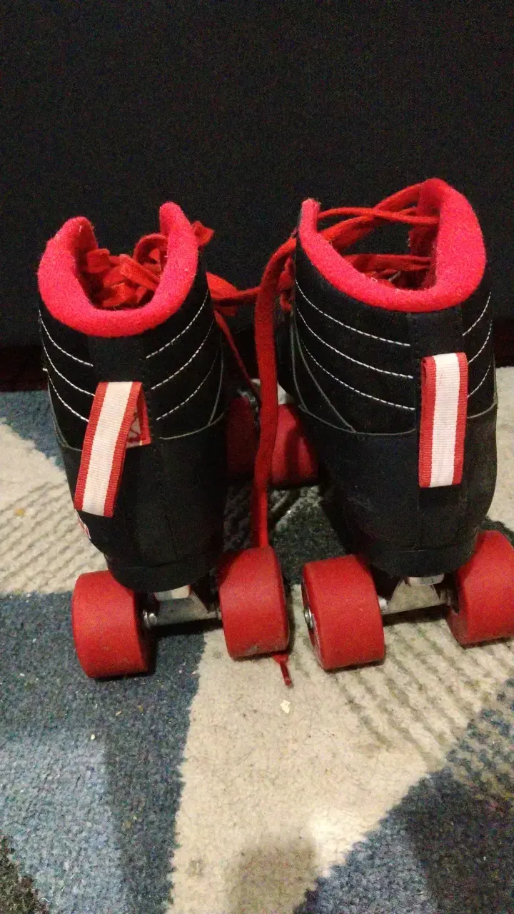 Patines de cuatro ruedas Urban negros y rojos - 4