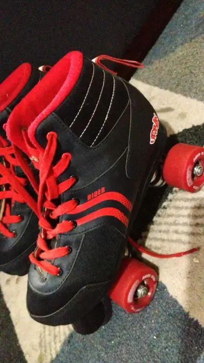 Patines de cuatro ruedas Urban negros y rojos - miniatura 5