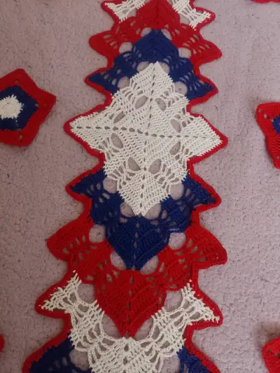 Camino de mesa tejido a crochet tricolor - miniatura 1