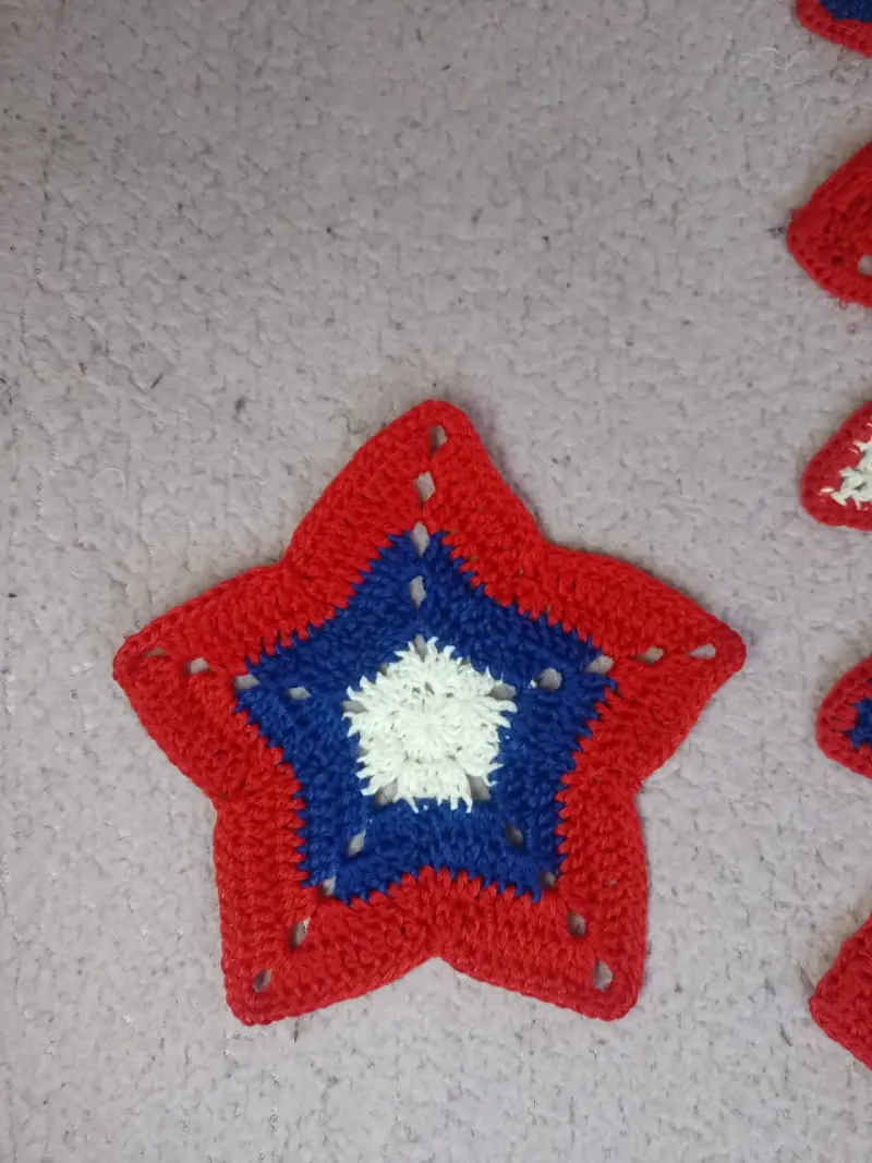 Camino de mesa tejido a crochet tricolor - 2