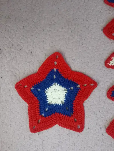 Camino de mesa tejido a crochet tricolor - miniatura 2