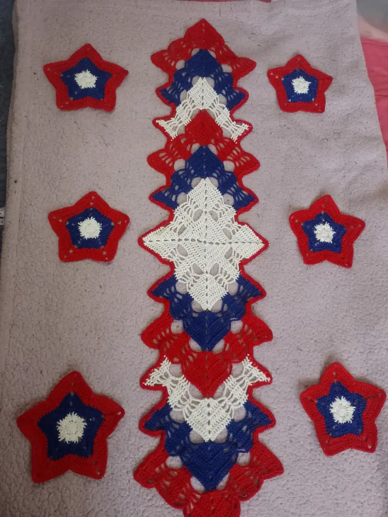 Camino de mesa tejido a crochet tricolor - 3
