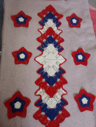 Camino de mesa tejido a crochet tricolor - miniatura 3