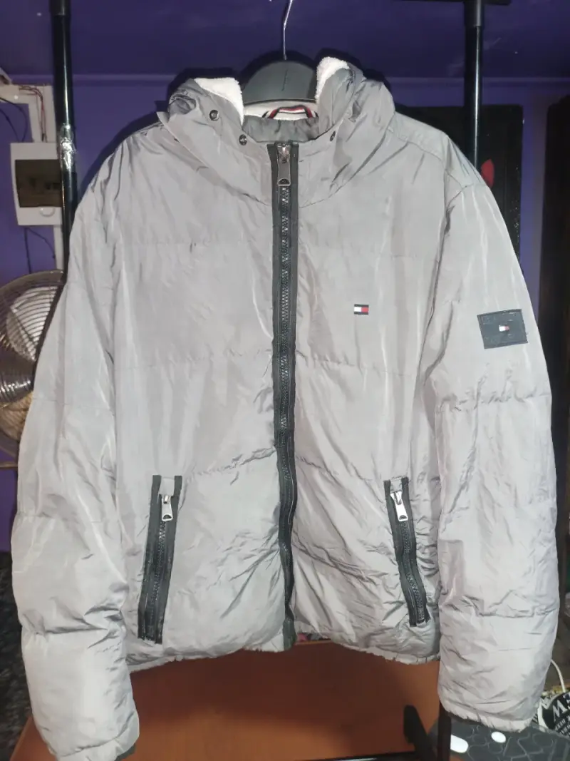 Chaqueta acolchada gris con capucha para hombre