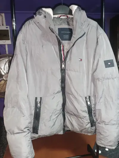 Chaqueta acolchada gris con capucha para hombre - miniatura 3