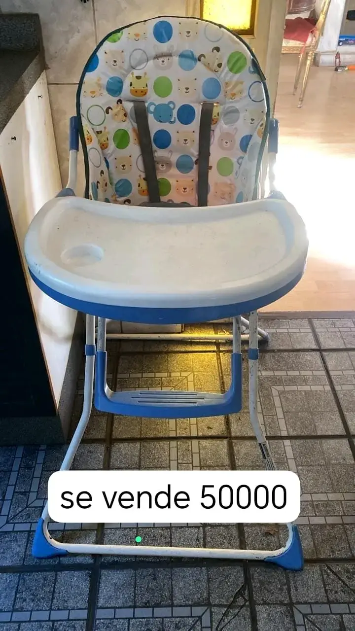 Silla de comer para bebé con diseño colorido