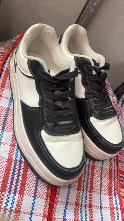 Zapatillas deportivas blanco y negro unisex - miniatura 1