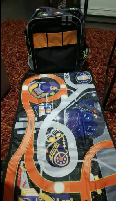 Mochila escolar Hot Wheels con pista de juego - miniatura 1