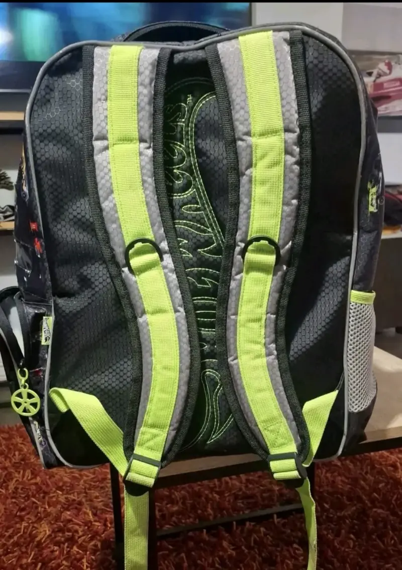 Mochila escolar Hot Wheels con pista de juego - 2