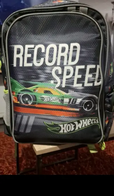 Mochila escolar Hot Wheels con pista de juego - miniatura 3