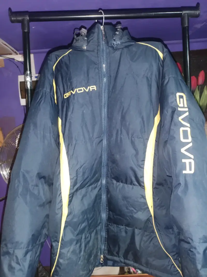 Chaqueta deportiva Givova azul con detalles amarillos