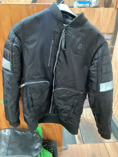 Chaqueta negra con varios bolsillos Moto - miniatura 1